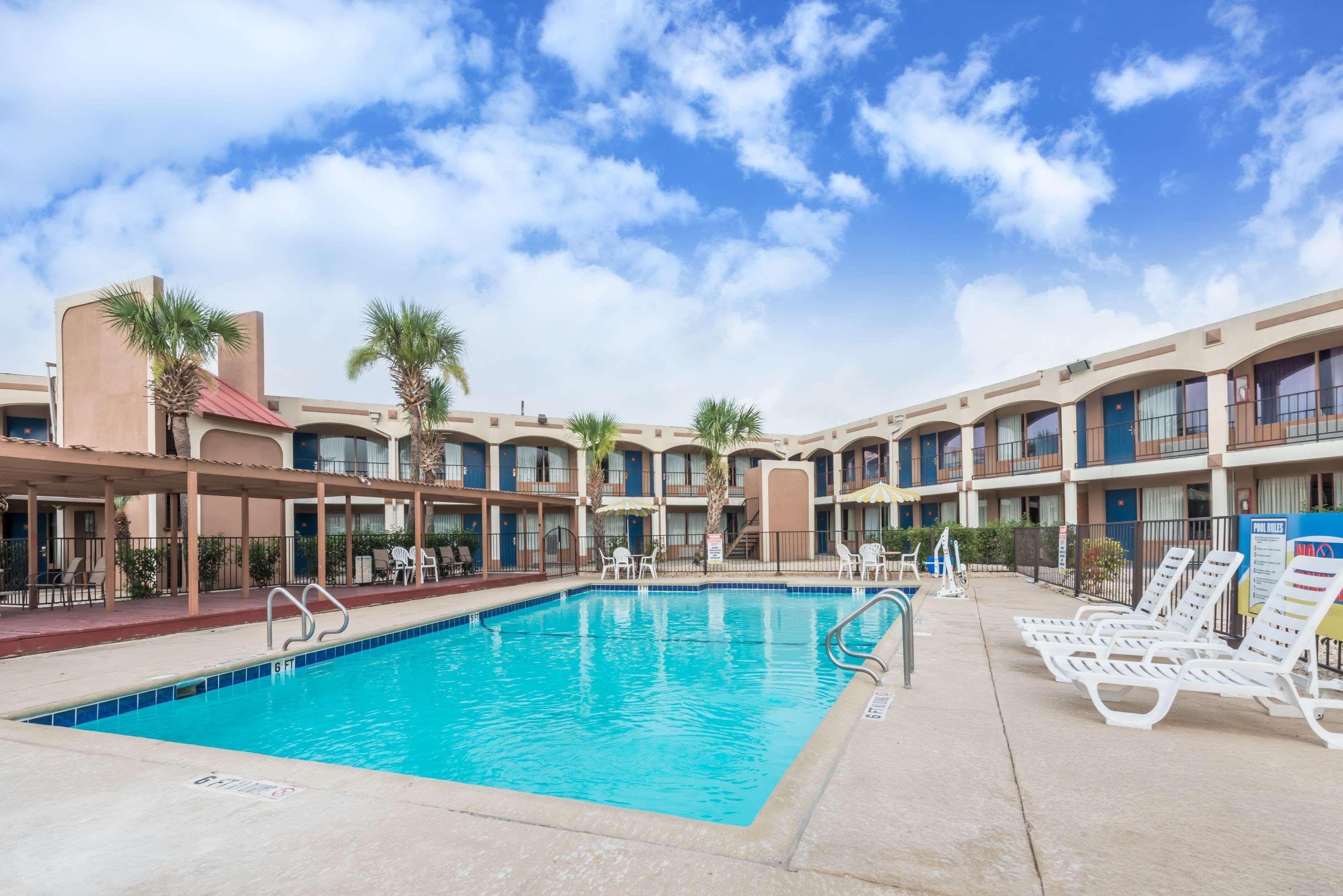 Days Inn By Wyndham San Antonio Splashtown/Att Center Exterior foto